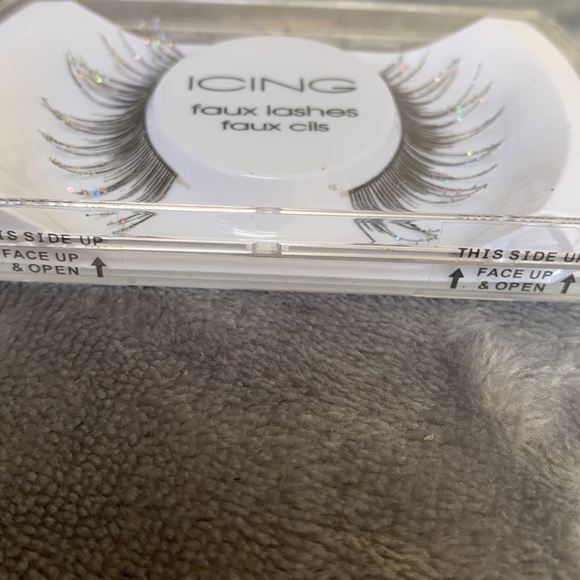 Icing Faux Lashes - Picture 3 of 4